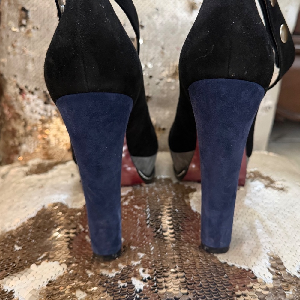 Heels - Picture 3 of 3